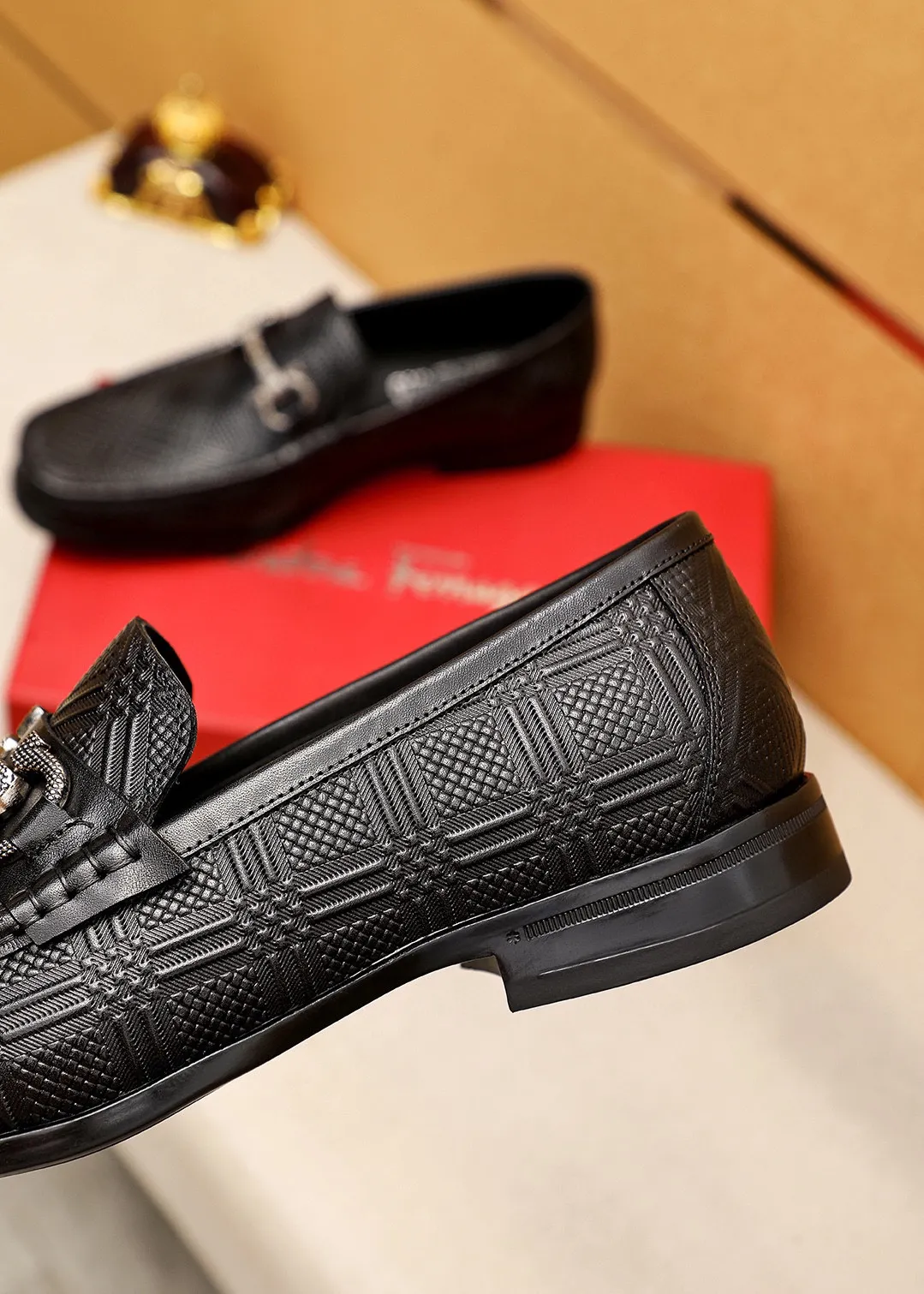 Men's shoes 💰460 💐 Product trademark: Ferragamo "Ferragamo" casual leather shoes Regular size: 38-44 (45.46🉑️customized) Product materials: Selected imported first-layer calfskin embossed upper + luxury hardware buckle, imported water-dyed cow leather lining. Strong three-dimensional visual effect, original rubber outsole Color: 1⃣️color optional
